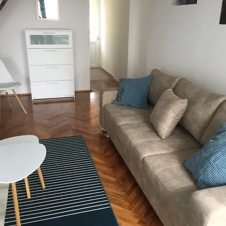 Holiday home Greyhound House
